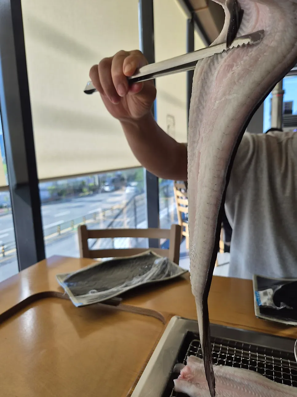 焼く前に皿に盛られた下処理済みうなぎ