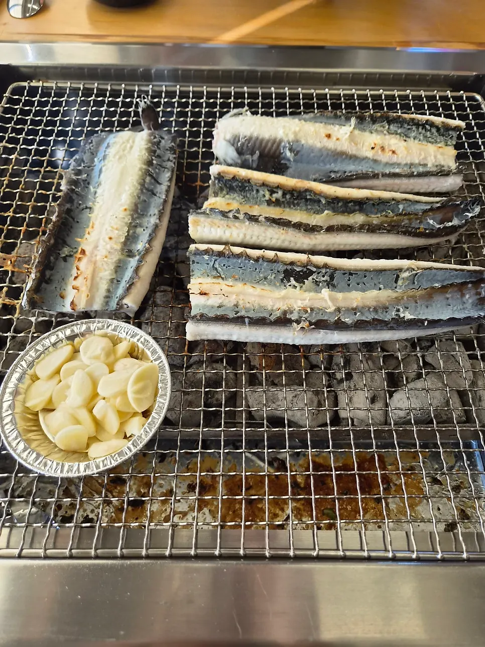 鉄板の上で焼かれるうなぎ