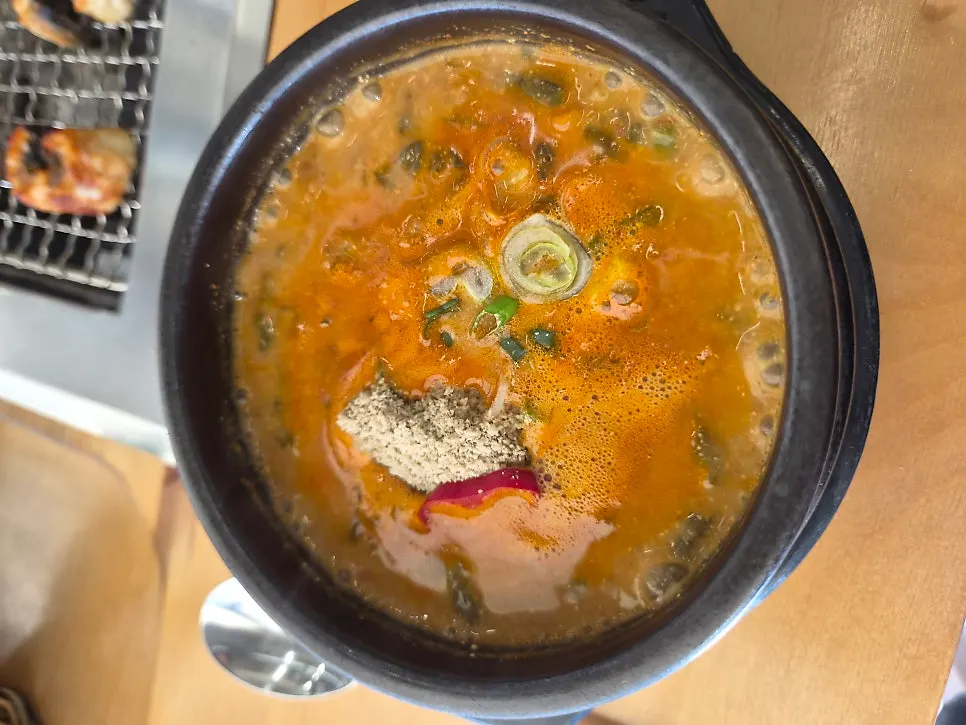 うなぎの包み料理と一緒に並んだ食事一式