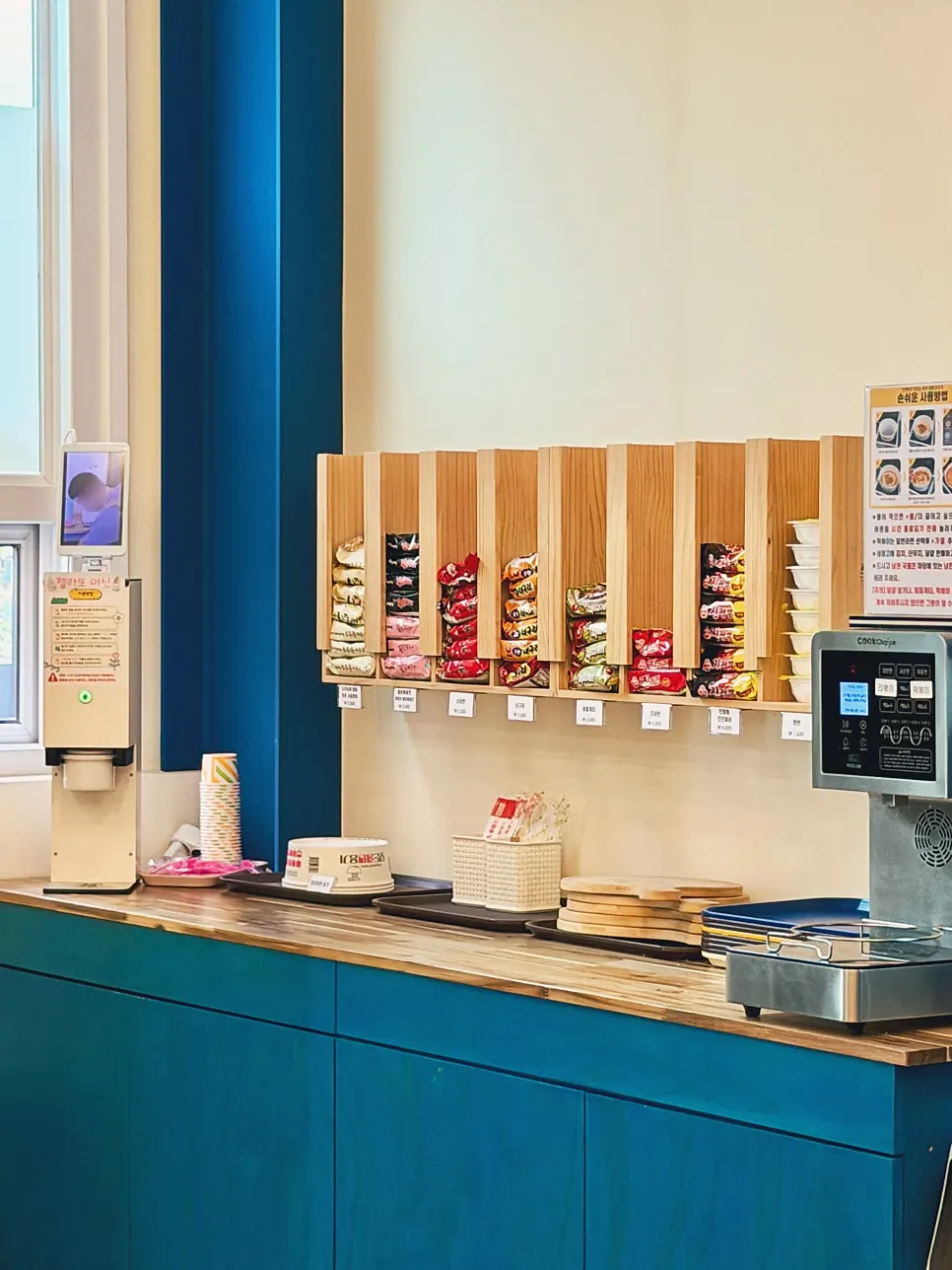 Counter and lounge area at Hamjjirang Tojjirang