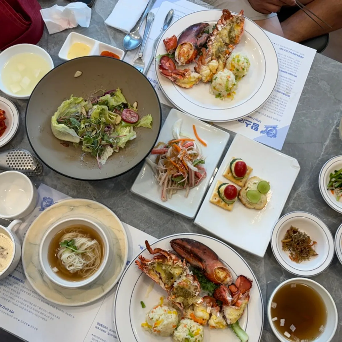 Signature photo of the lobster course at Tams Badaetgaja in Gwangju