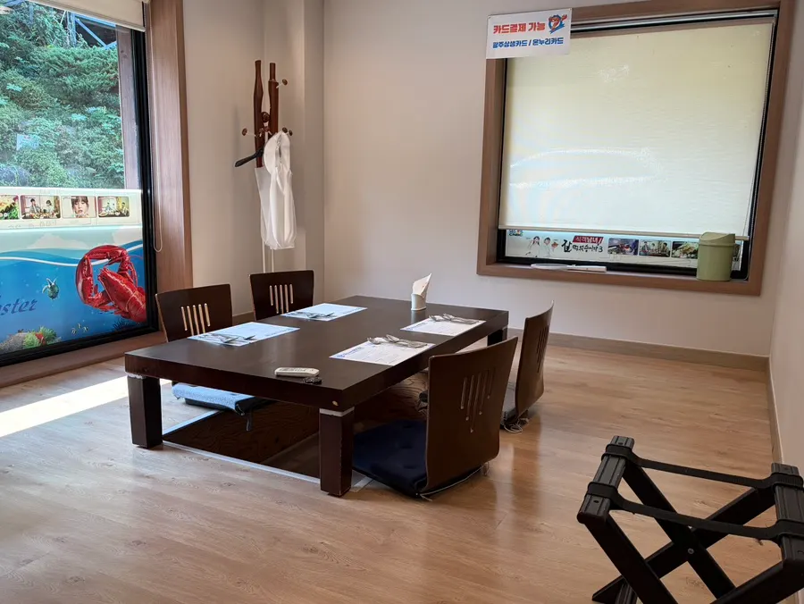 Room seating at Tams Badaetgaja with a green view through the window
