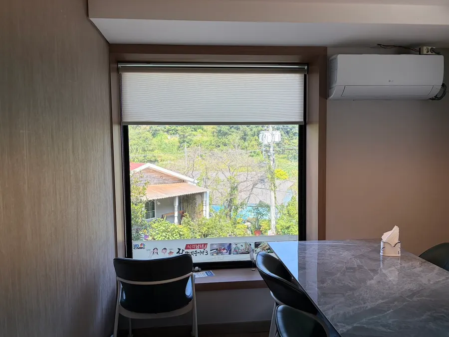 A Tams Badaetgaja room split into floor seating and table seating