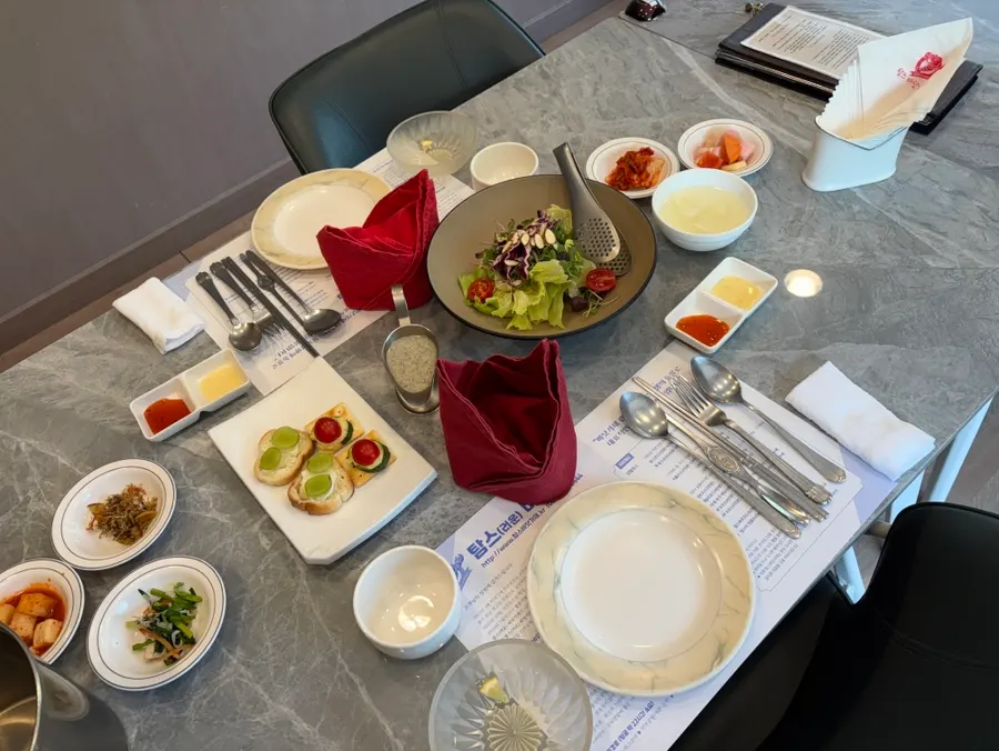 The course table pre-set in the reserved room