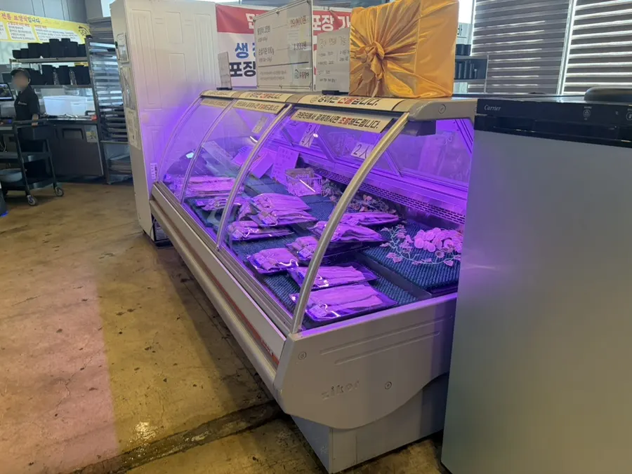 Price sign showing ₩4,833 per 100g of boneless eel