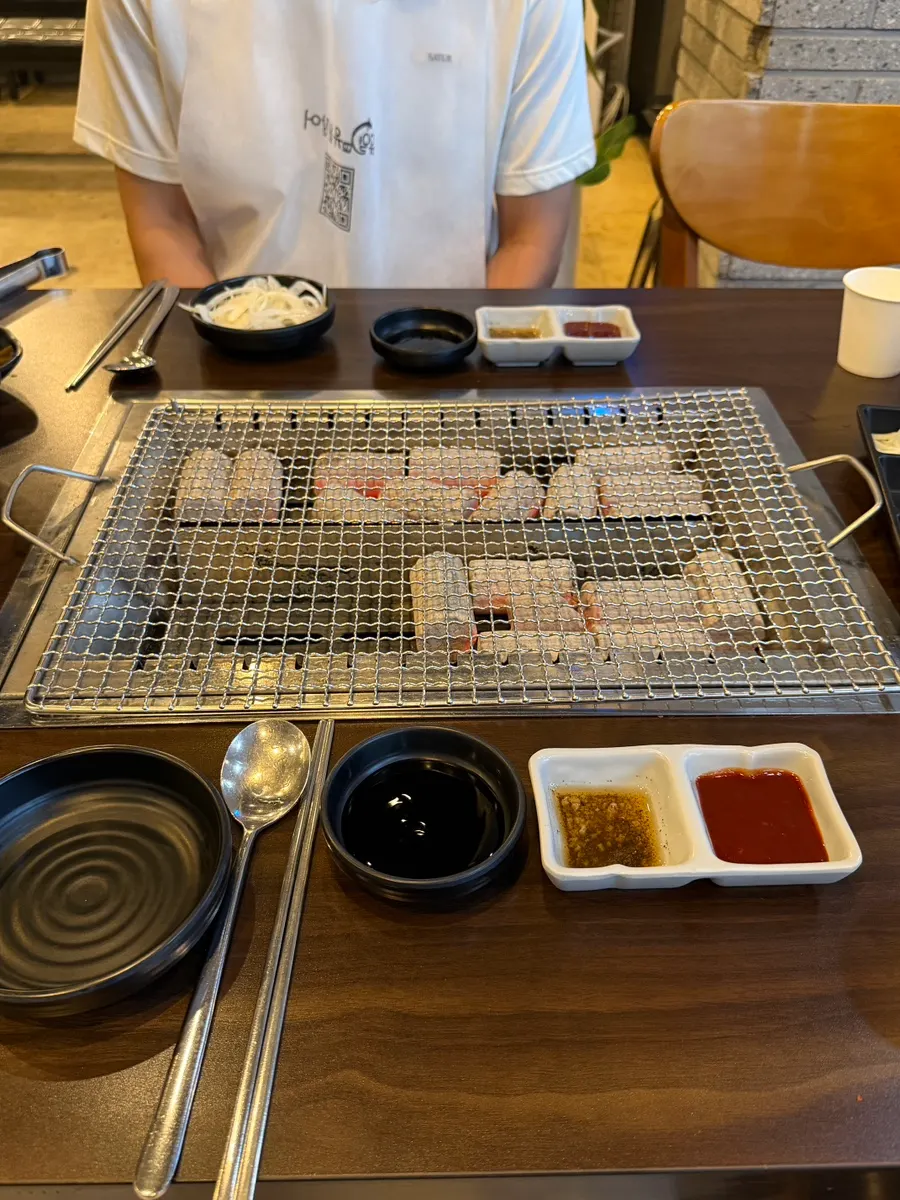 Dining hall with 2-tops and group seating