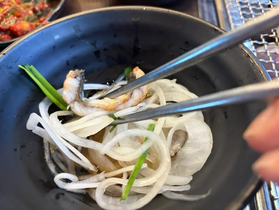Plump eel dipped in sauce