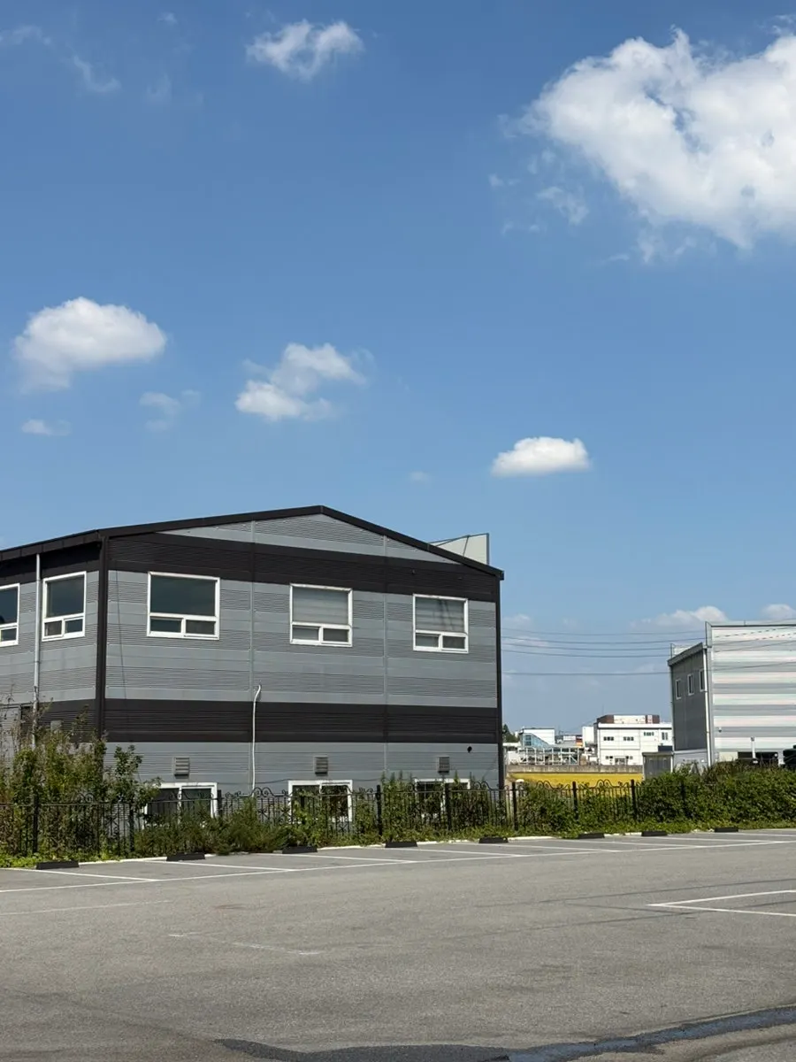 Yuil Jangeo building with its spacious parking lot