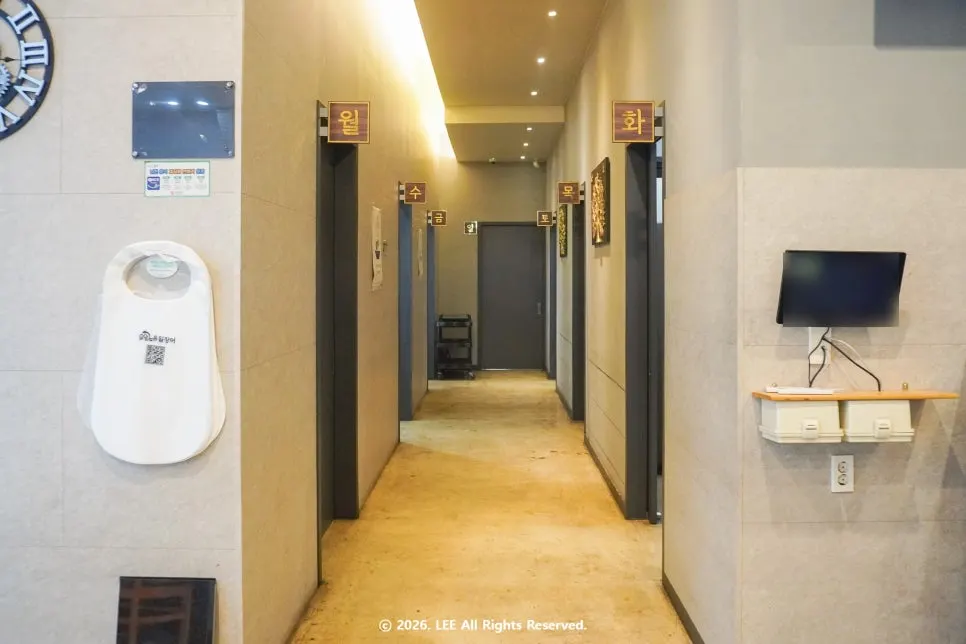 Spacious dining hall seating at Yuil Jangeo