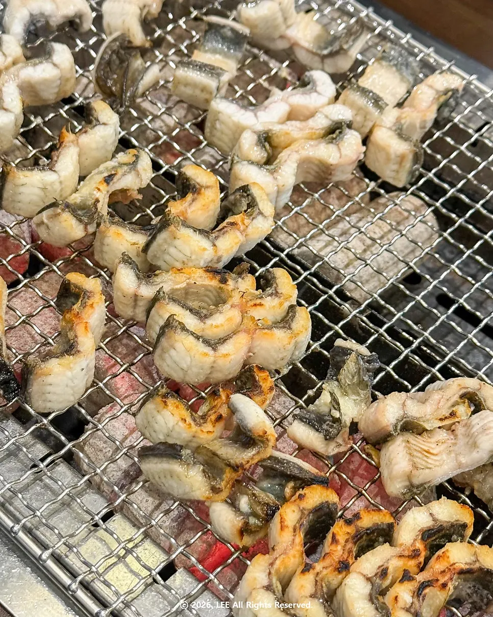 Charcoal-grilled eel wrapped in vegetables