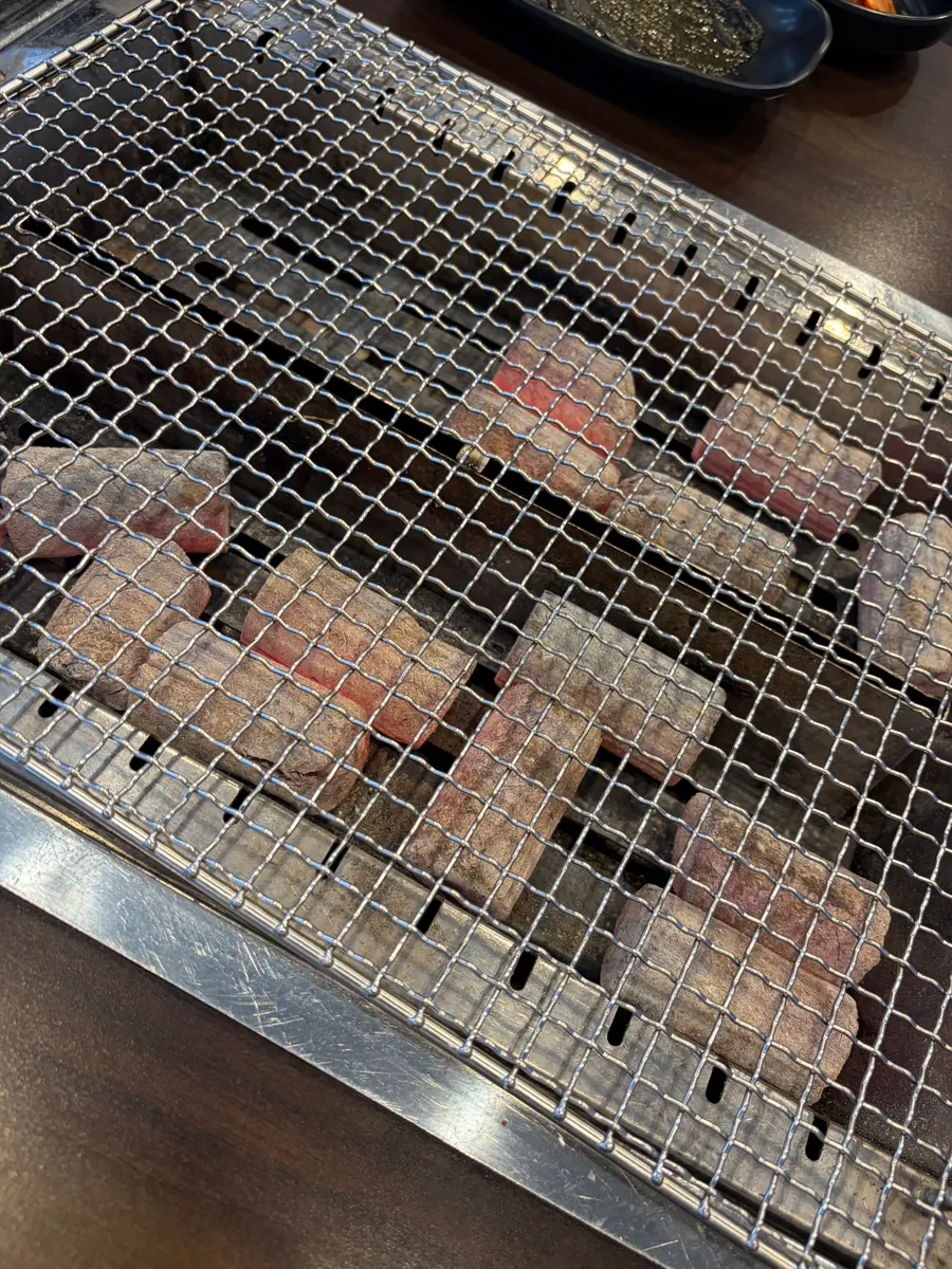 인원수별로 담긴 수산 판매대 장어