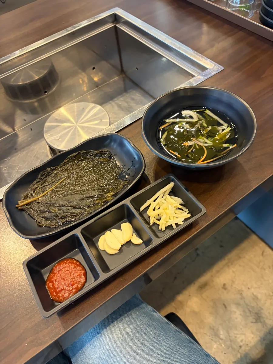 쌈 채소와 파김치, 쌈무가 놓인 기본 상차림