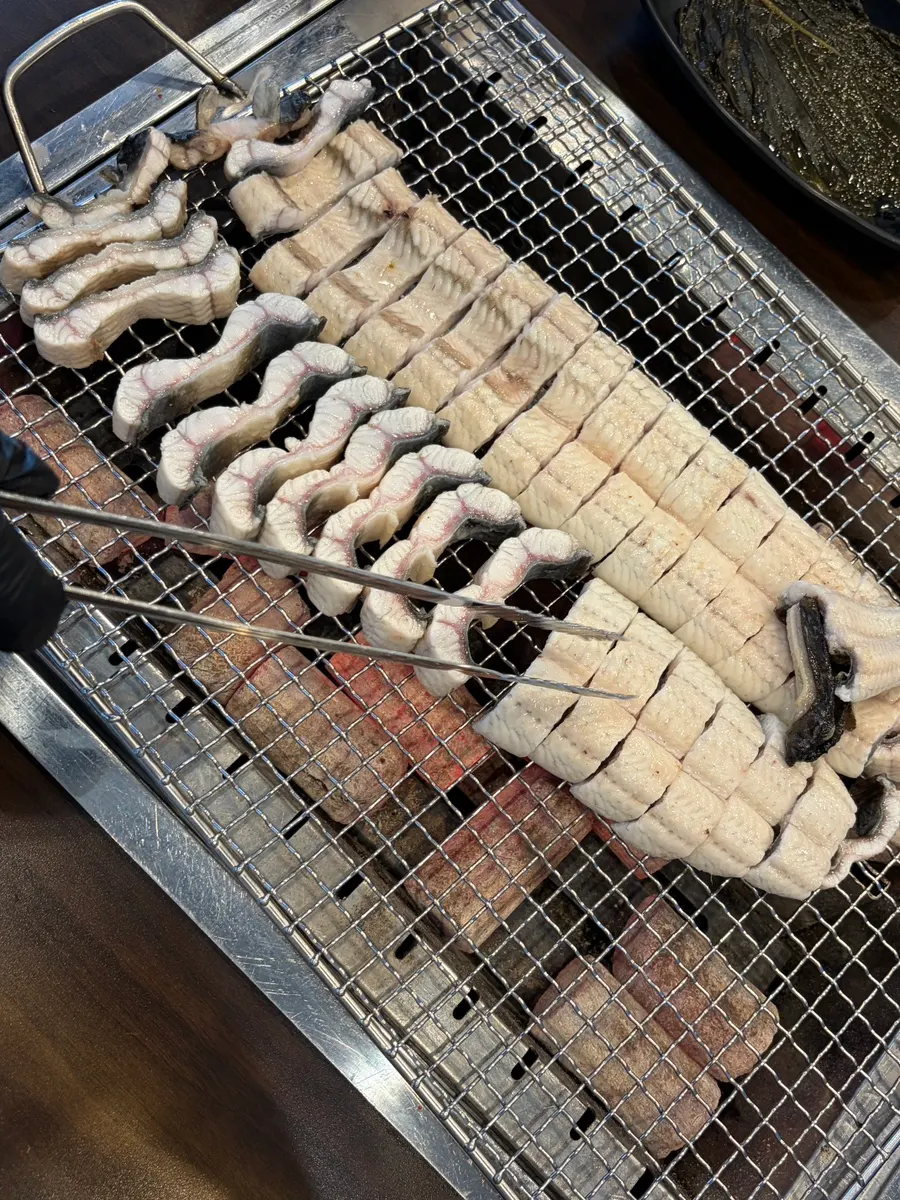 정갈하게 담겨 나온 초벌 민물장어