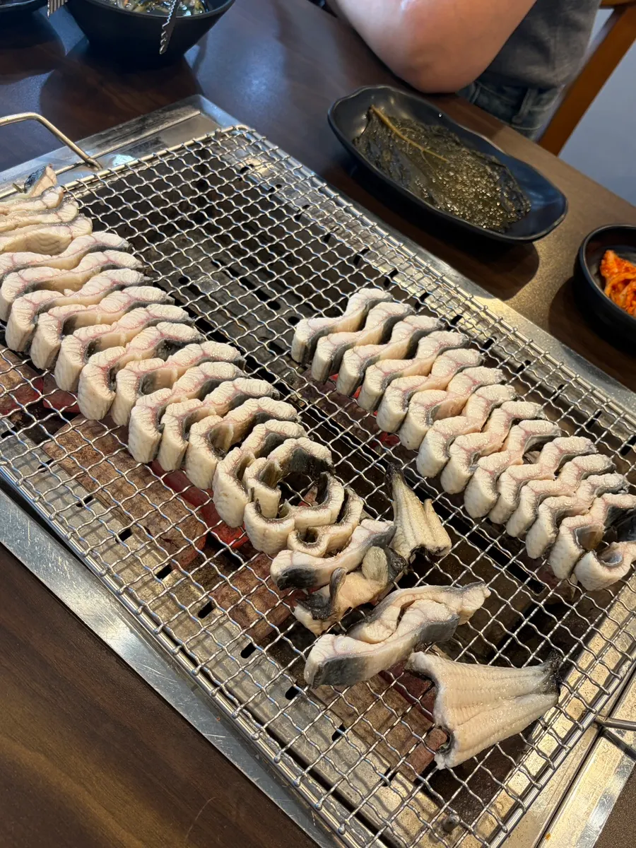 숯불에 올려 굽기 시작한 초벌 장어