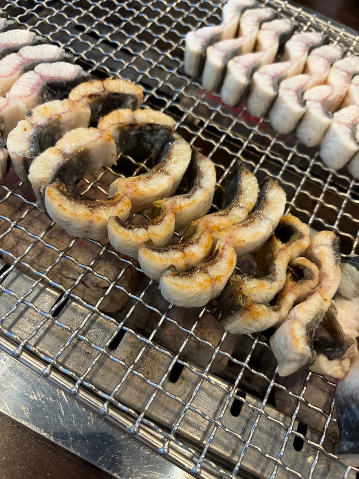 노릇하게 구워진 2인용 장어구이