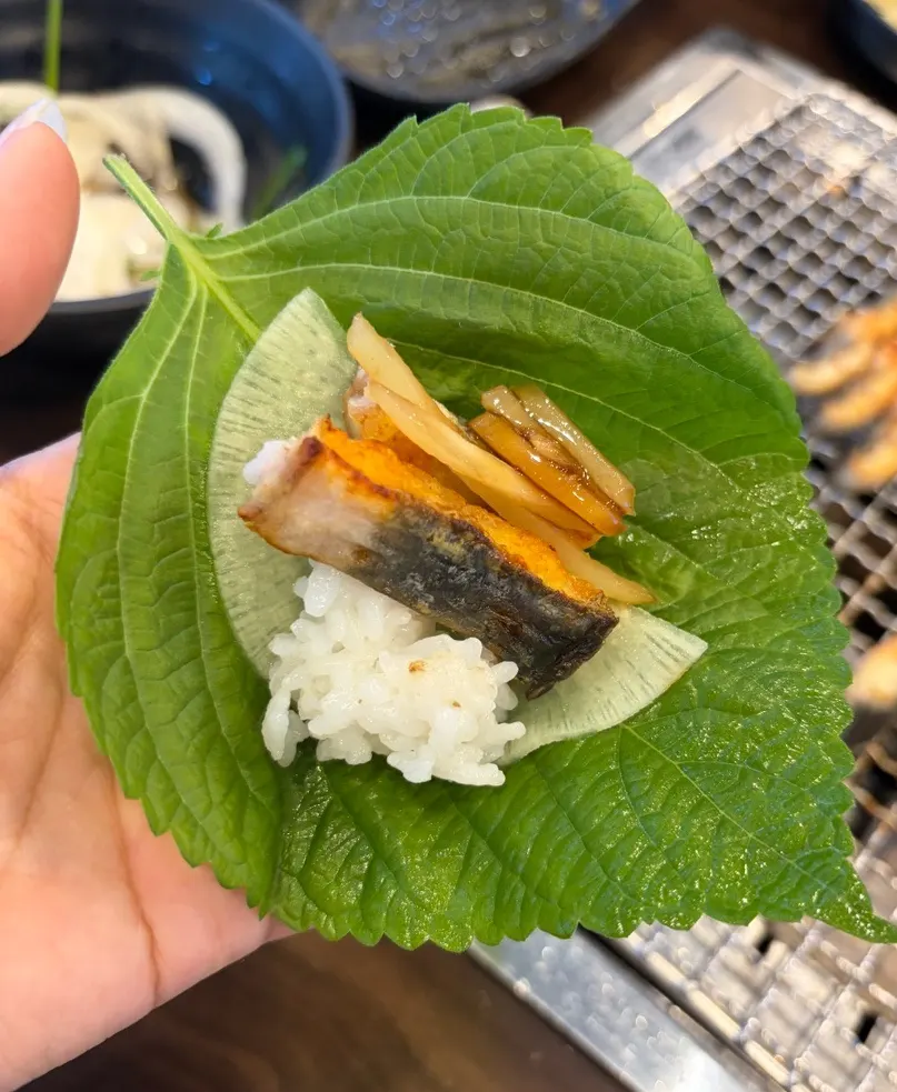 반으로 잘라 집어 든 장어 한 점