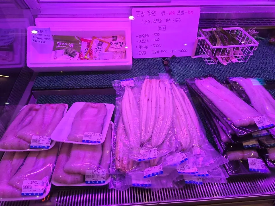 손질된 장어가 크기별로 포장된 냉장 쇼케이스