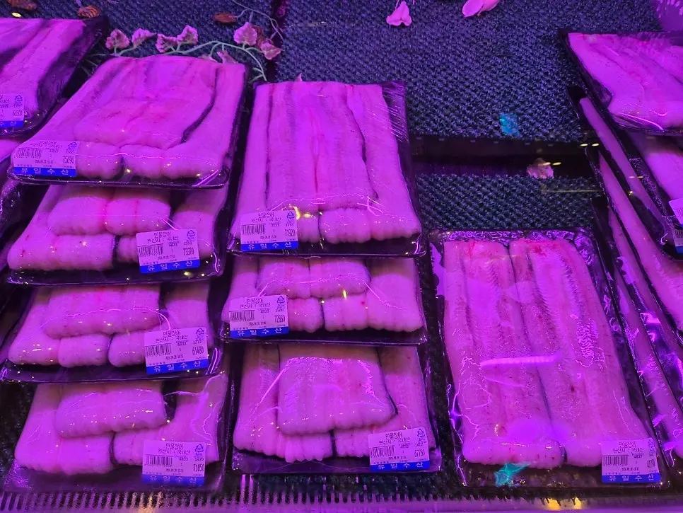 중량과 가격이 표시된 장어 포장 진열