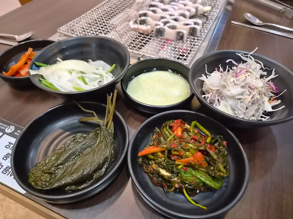 부추무침과 김치 기본 반찬