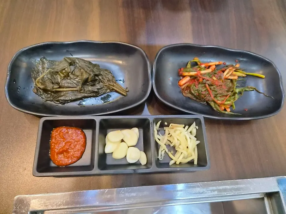 샐러드와 소스류 반찬 접시