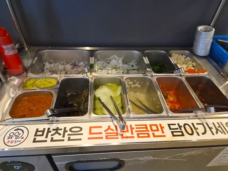 쌈채소와 마늘, 소스가 놓인 셀프바