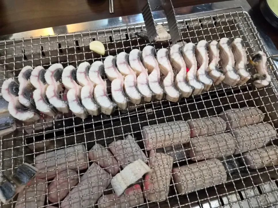 숯불 불판에 올린 두툼한 초벌 장어