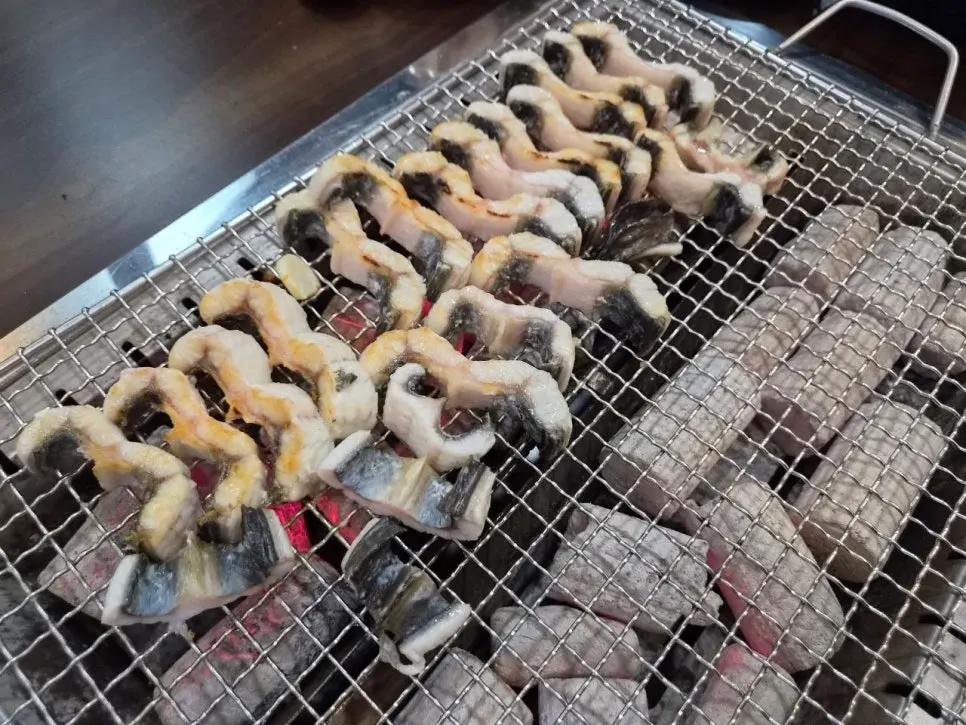 겉면이 노릇하게 익어가는 숯불 장어
