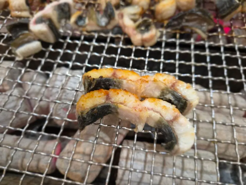먹기 좋게 완성된 장어구이 불판
