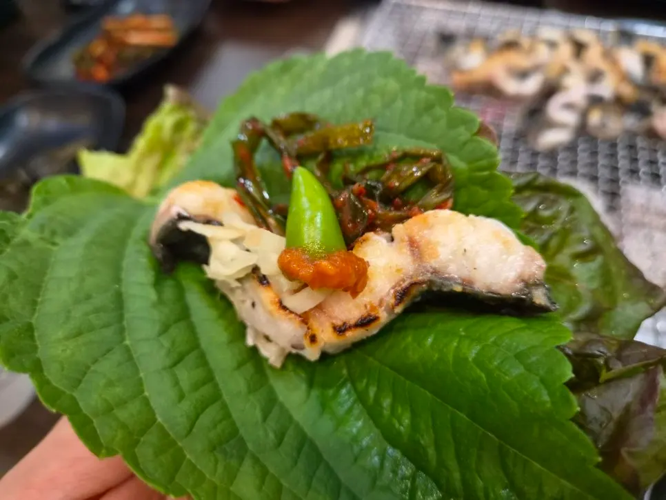 깻잎에 장어와 부추무침, 마늘을 올린 쌈