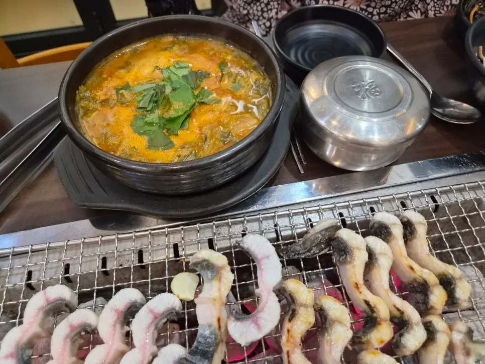 뜨겁게 끓여 나온 유일장어 장어탕과 밥