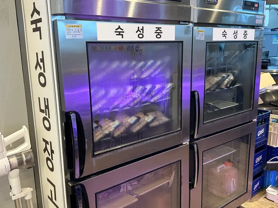 Eel display case at Yuil Jangeo arranged by portion size