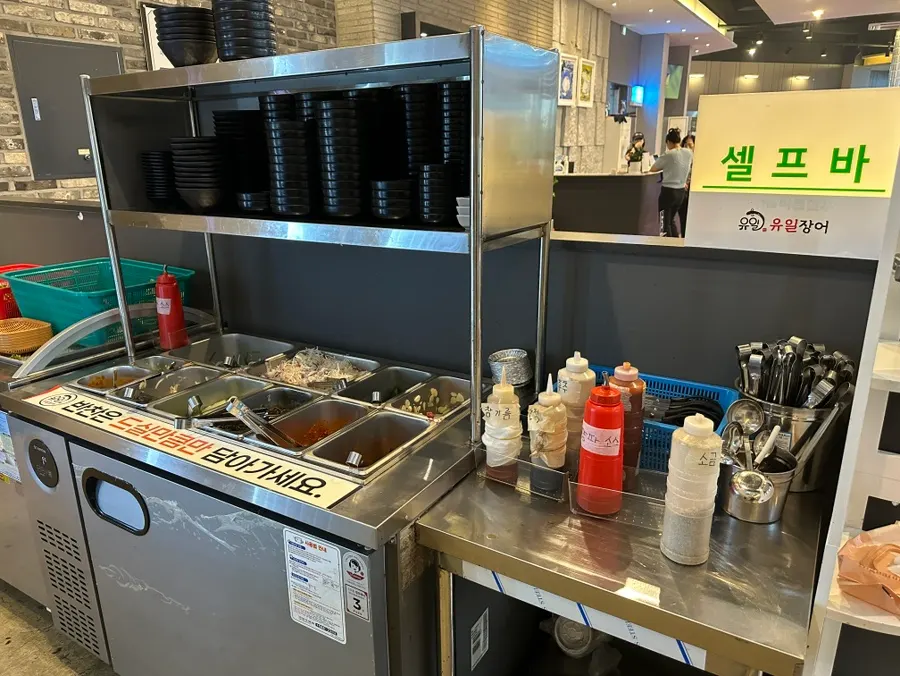 Sign showing takeout discount: 10% off trimmed eel, 5% off pre-grilled eel