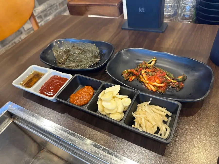 Lettuce wraps and side dishes at the self-serve bar