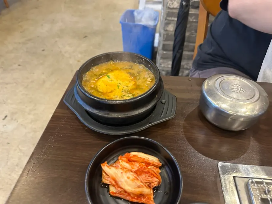 Eel soup served with three rice side dishes