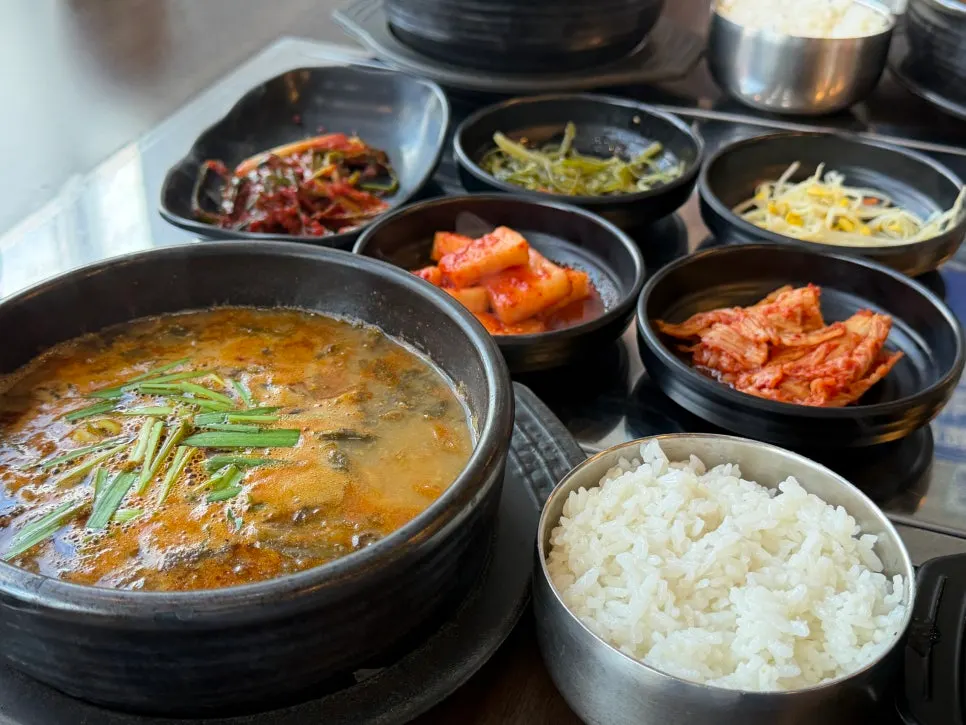 Image of a full eel soup table setting at Yuil Jangeo