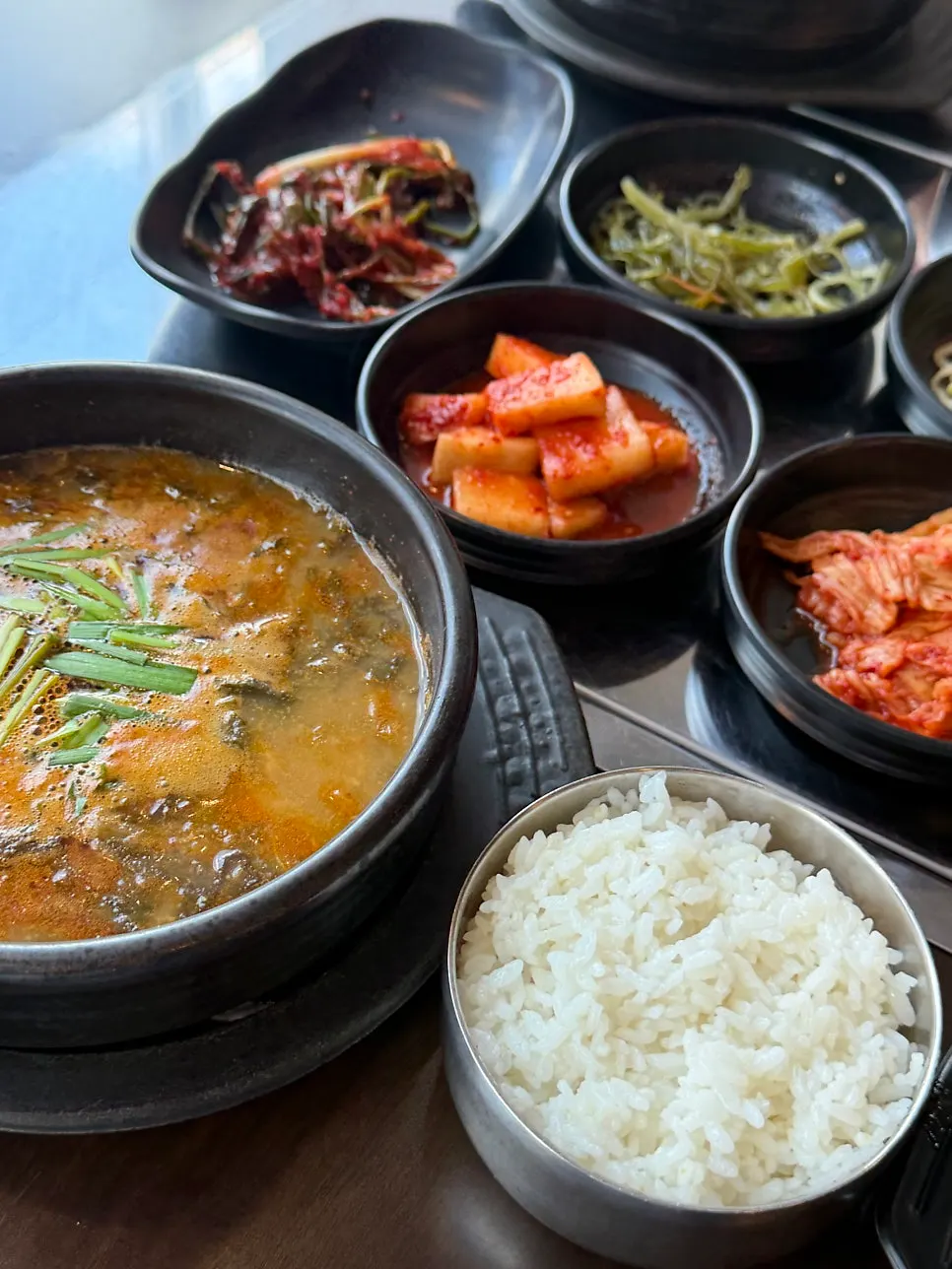 Mixing rice into the eel soup at Yuil Jangeo