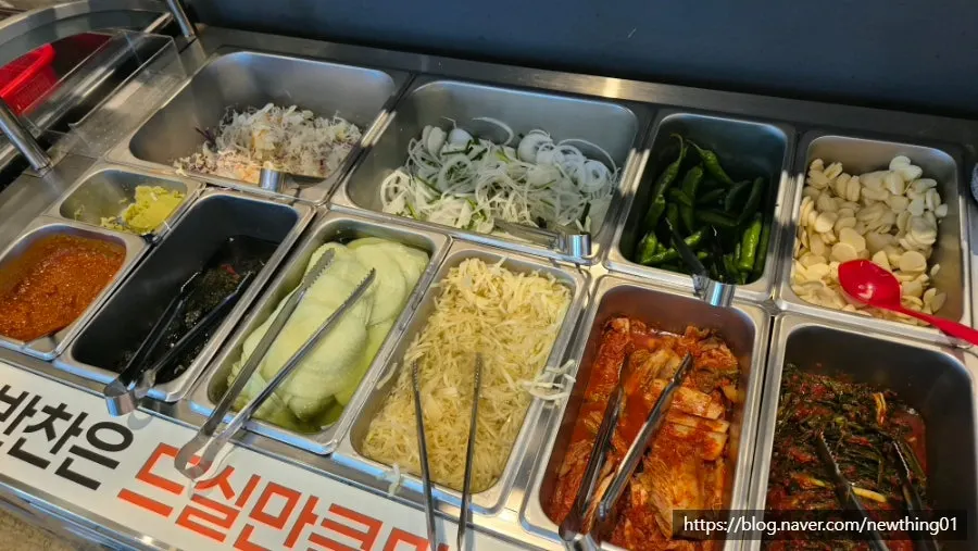 쌈 채소와 양파절임이 놓인 셀프 코너