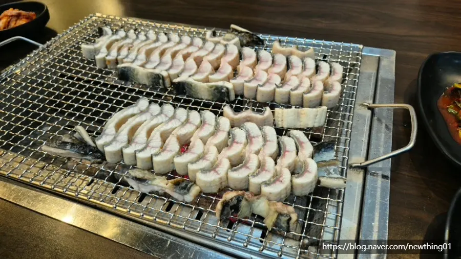 숯불 불판 위에 올려진 초벌 장어