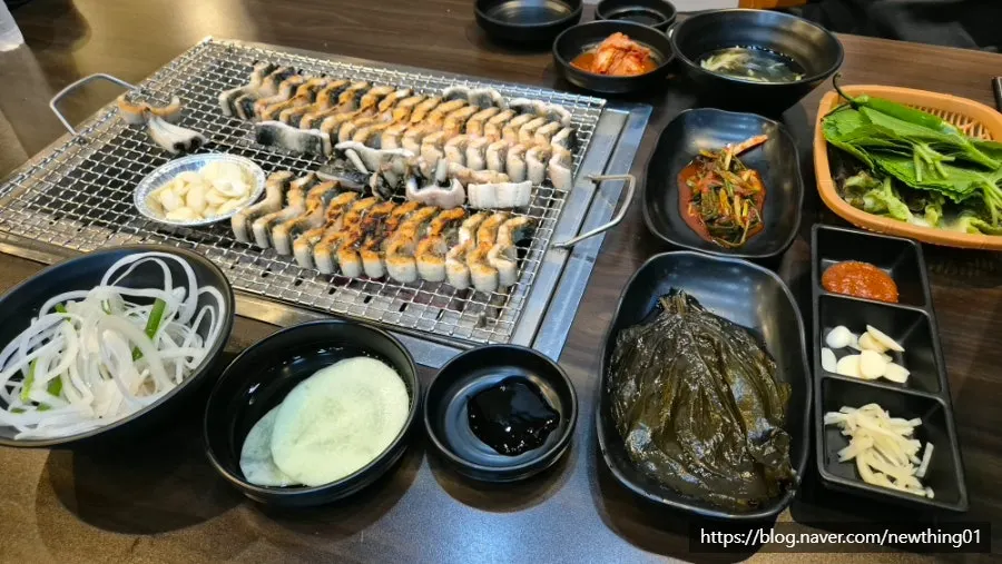 강한 숯불 화력에 익어가는 장어구이