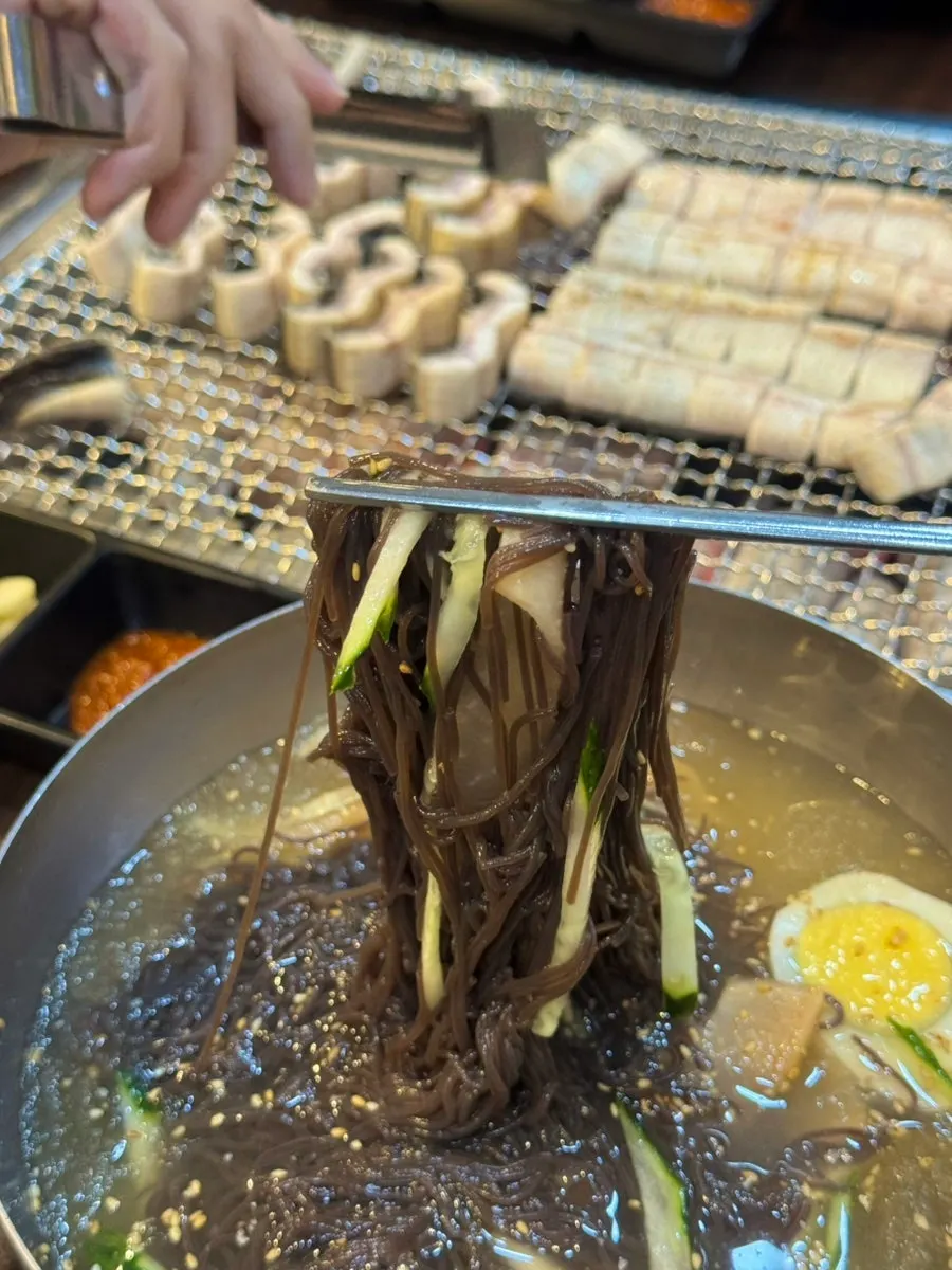 Palate-cleansing naengmyeon before the eel arrives