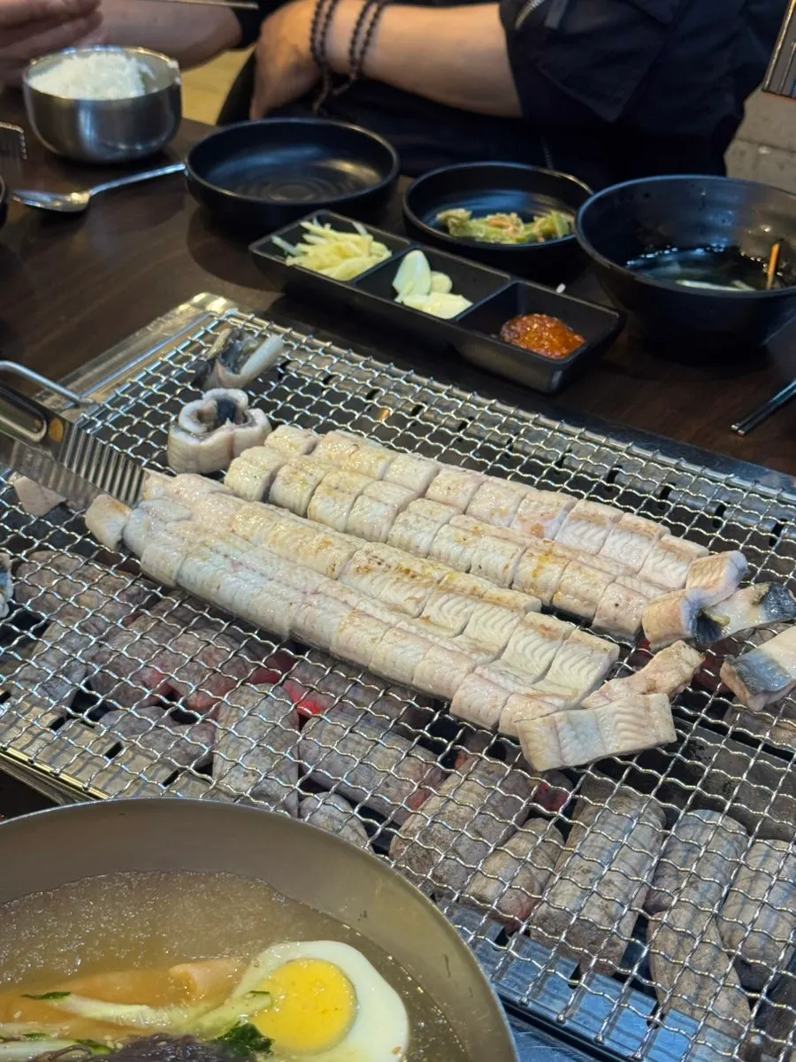 Three plates of eel served for a 4-serving order