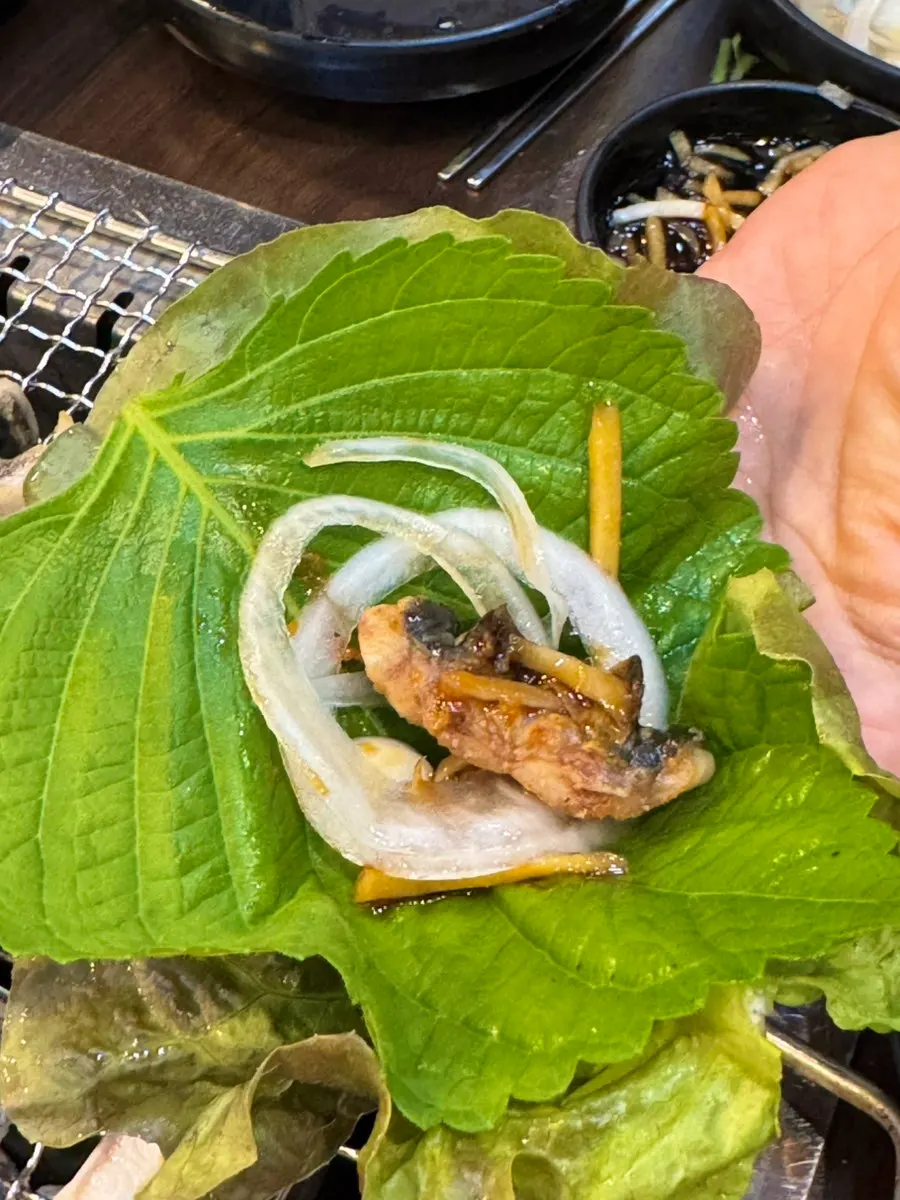 Charcoal-grilled eel wrapped in lettuce