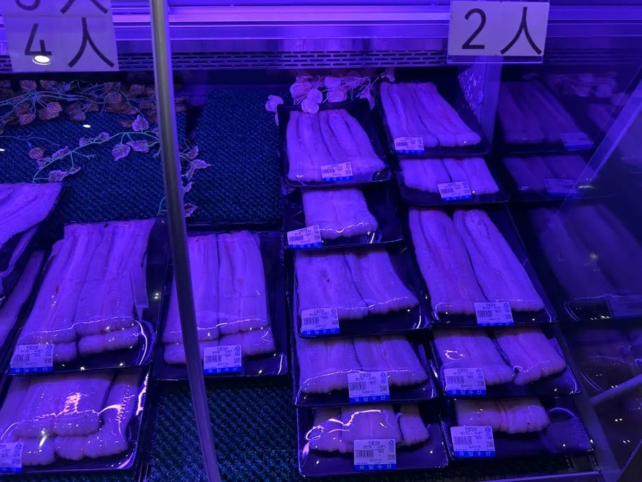 パックに入れて並べられた処理済みうなぎの売り場