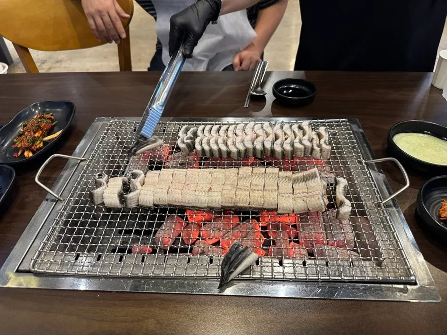 鉄板に乗せる前の分厚い生うなぎ