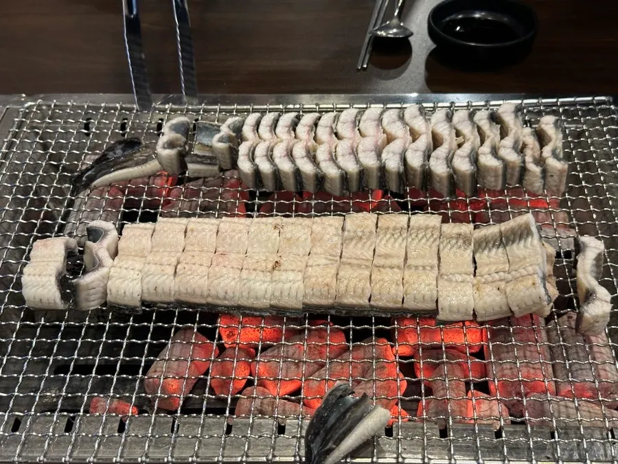 つやのあるうなぎの身のクローズアップ