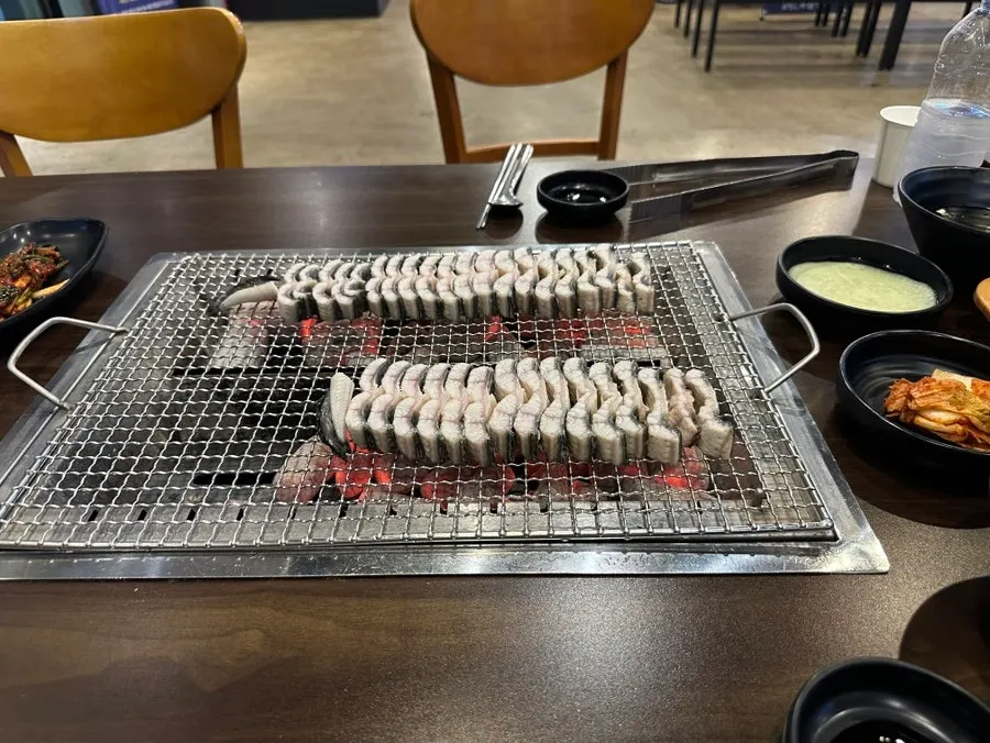 皮の方から鉄板に乗せたうなぎ