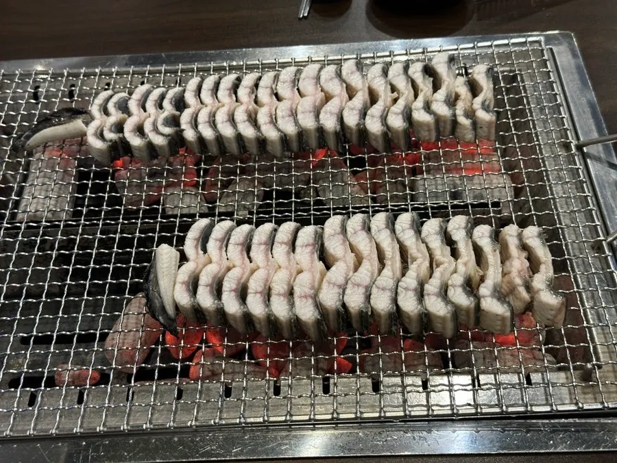 鉄板の上で焼けていくうなぎ