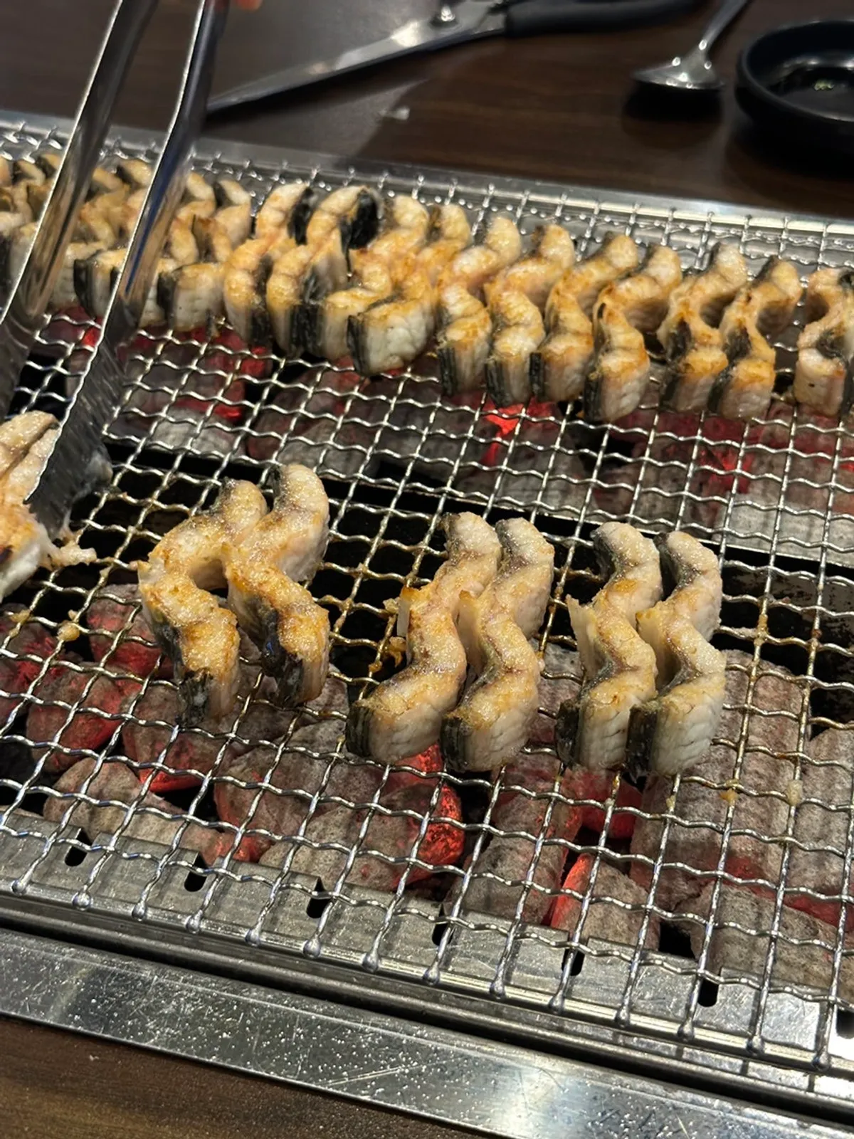 タレなしでつまんだうなぎ一切れ