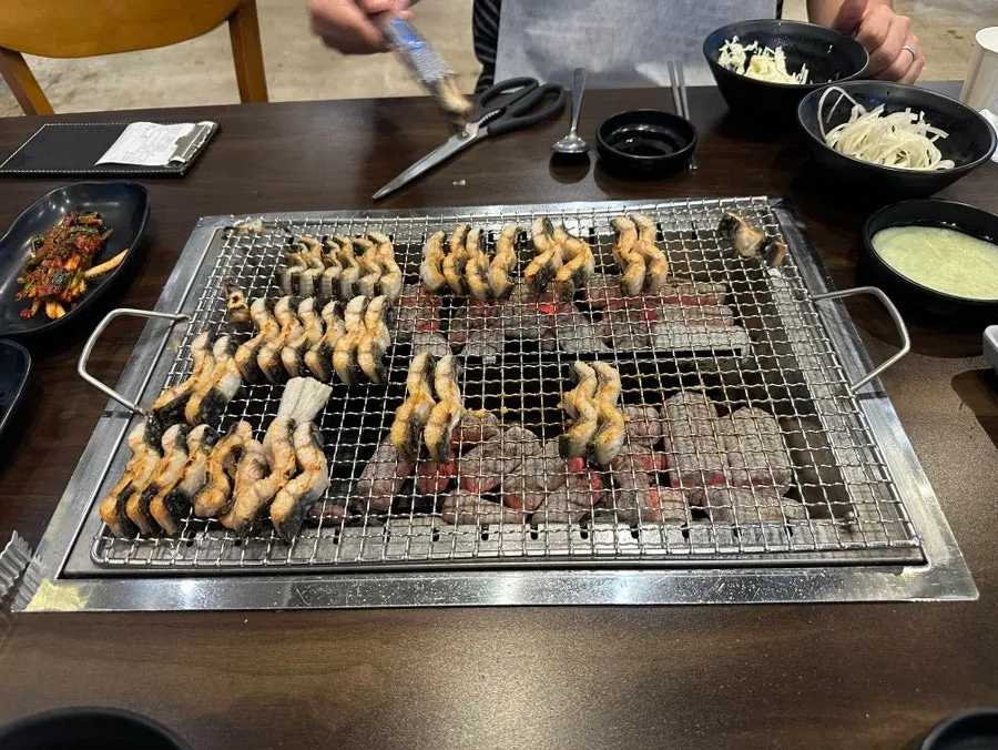 よく焼けたうなぎ一切れのクローズアップ