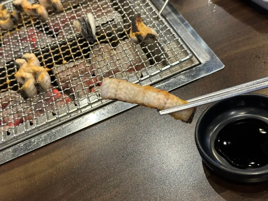 専用ソースにつけたうなぎと生姜の千切り